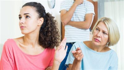 حماتي غيورة.. أعمل إيه؟.. نصائح للتعامل معها