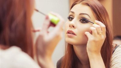 دراسة: المرأة أكثر جاذبية بالمكياج 