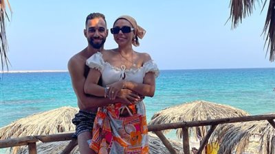 «آخر رومانسية».. عمرو السولية وزوجته على شط البحر