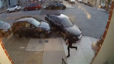 جبروت امرأة.. سيدة تنتقم من زوجها وتحاول دهسه بالسيارة عدة مرات