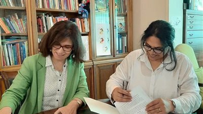 منى الشيمي توقع عقد نشر «عيش جديد» للأطفال مع الشروق