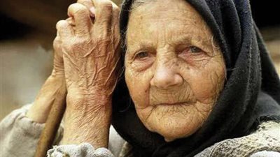 ابن عاق.. مُسنة: «شيخ وملتحي وطردني من البيت بعد ما خد عفيتي»