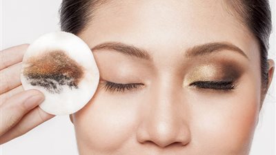 حافظي على بشرتك.. 8 وصفات طبيعية لإزالة المكياج