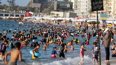 «الهروب من الصيف».. الشواطئ ملجأ الأسر لمواجهة الموجة الحارة