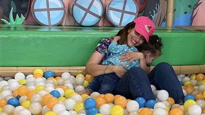 حنان مطاوع عايشة طفولتها مع ابنتها 