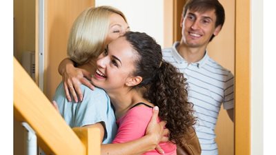 أهمها الغموض.. 5 أخطاء تفاديها في لقائك الأول بحماتك 