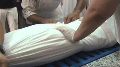 الشيخ أبو بكر: الزوجة هي الأولى بتغسيل زوجها