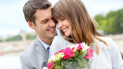 خبيرة أسرية تطرح طرقًا مبتكرة للاحتفال بعيد زواجك