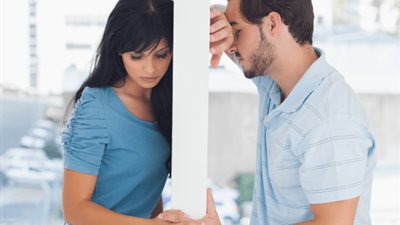 4 علامات تدل على أن «الإكس» مشغول بكِ 