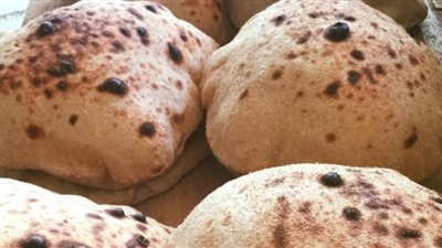 «ستات الريف بيرموه للبط»..المخابز تُشيد برفع سعر الرغيف: لا توجد سلعة بـ 5 قروش