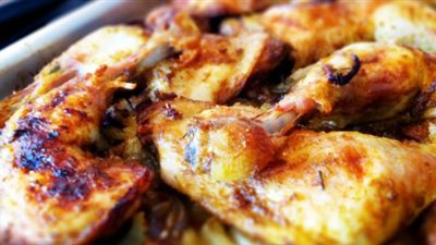 بأسهل الخطوات.. طريقة عمل صينية الدجاج بالبصل
