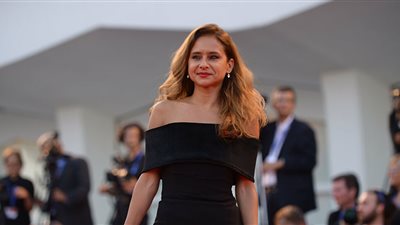 نيللي كريم تؤجل حفل زفافها وتُعلن الحداد 3 أيام 