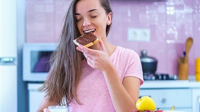 أبرزها الشوكولاتة.. 5 أطعمة ممنوعة ليلًا تُسبب الأرق