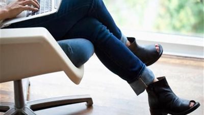 اخطفي الأنظار بطريقة جلوسك.. تعرفي على إتيكيت «القعدة الصح»