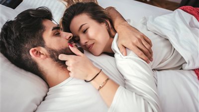 يصنع المعجزات.. خبيرة في علم الطاقة «تُعالج بالحب» 