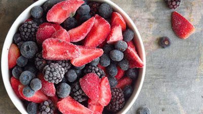 منها التوت والأفوكادو.. 8 أطعمة توفر لكِ صحة أفضل