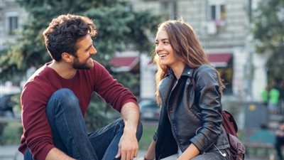 تكلم حتى أراك.. 5 علامات في حديث الرجل تفضح إعجابه بكِ
