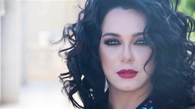 سلاف فواخرجي تخطف الأنظار بإطلالة ناعمة ومحتشمة| صور