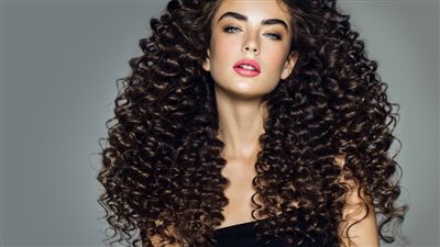 طريقة عمل الشعر كيرلي بعد الاستحمام؟.. 4 طرق بسيطة في منزلك