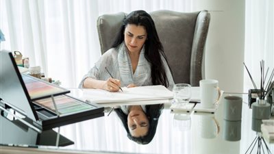 مصممة فساتين الفنانات ياسمين يحيى: أقدم للمرأة لحظة تُذكرها بأنوثتها