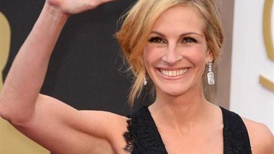 جوليا روبرتس وزوجها على متن يخت أشبه بسفينة تاريخية 