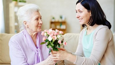 الانطباع الأول يدوم.. إزاي تتعاملي مع حماتك في أول لقاء؟ 