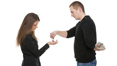 توفير ولا بخل؟ علم النفس يوضح كيفية التعامل مع الرجل الحريص