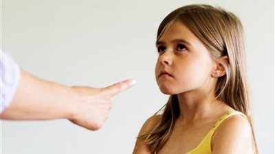 أخصائية نفسية تُحذر: أوعي تخلي ابنك عينه مليانة