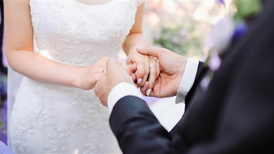 رضوى الشربيني لمتصلة: اختاري اللي بتحبيه مش العريس الغني 