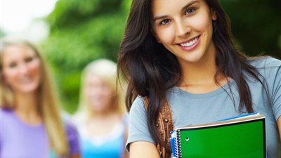 منها الحب من أول نظرة.. أحلام وتخيلات الفتيات عن مرحلة الجامعة 