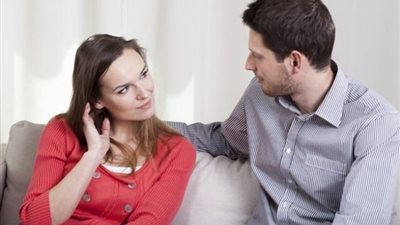 استشاري علاقات أسرية: «الراجل بيحب بعينه والمرأة بودانها» 