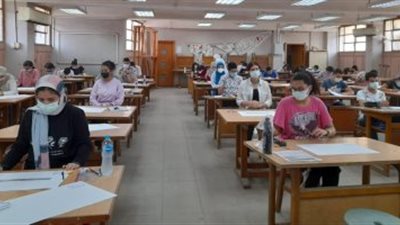 طلاب الدبلومات الفنية يؤدون امتحانات الدور الثاني 