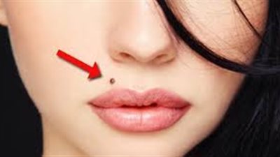 «لو وسط شفته العليا.. شاذ».. اعرفي صفات حبيبك من شامات وجهه