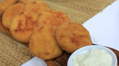 اعرفي طريقة عمل أقراص البطاطس بحشوة البيتزا