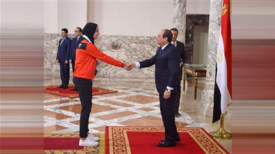 الرئيس السيسي يمنح اللاعبة فريال أشرف وسام الرياضة من الطبقة الأولى