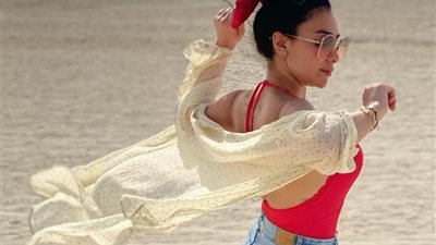 ميرهان حسين تخطف الأنظار بالأحمر على شواطىء الساحل الشمالي