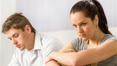 امرأة في مشهد.. تعرفي على حيل الرجل للسيطرة عليكِ