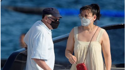 روبرت دي نيرو يحتفل بعيد ميلاده الـ 78 بصحبة سيدة مجهولة في فرنسا