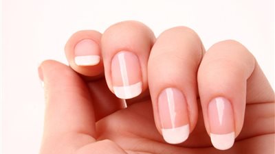 «حافظي عليها نظيفة».. 11 طريقة للعناية بأظافرك