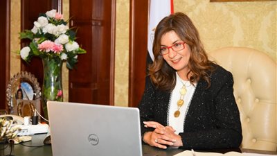 وزيرة الهجرة تهنئ الطالب الأول في اختبارات الثانوية الدولية بالإمارات