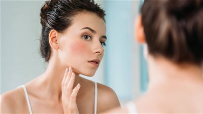 ابعدي عن الماء الساخن ومزيل العرق بالكحول.. روتين العناية بالبشرة الحساسة