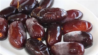 10 فوائد مذهلة للبلح الأسود للسيدات والفتيات