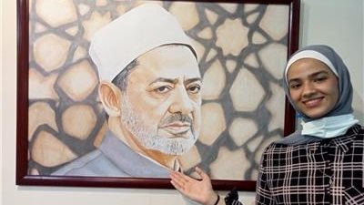 رسمته في 4 أيام.. أزهرية تُبهر معرض الإسكندرية بـ«بورتريه للإمام الطيب»