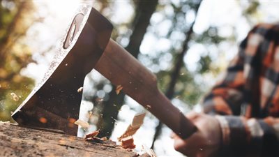 فلاح يضرب زوجته بالفأس بسبب خلافات زوجية بقنا