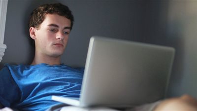 منى رضا تُحذر الأمهات: القمع يدفع المراهقات للأفلام الإباحية 