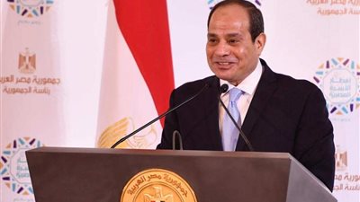 شاهد.. الرئيس السيسي يُمازح عزة مصطفى ويكشف سر تردده على بدائل العشوائيات