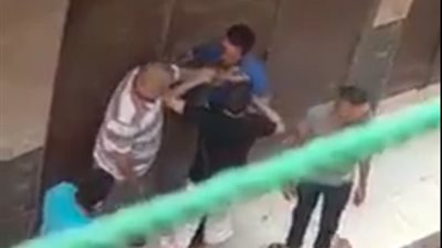 الأهالي ضربوه.. لحظة تحرش شاب بفتاة في الجيزة || فيديو