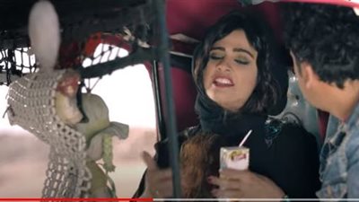 امرأة في مشهد: لما حبيبك ياخدك يفسحك (فيديو)