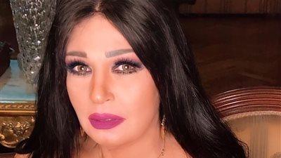 تدخن السجائر.. إطلالة مثيرة لفيفي عبده تثير التساؤلات