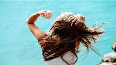 روتين ليلي للحفاظ على الشعر صحيًا وطويلًا في 7 خطوات